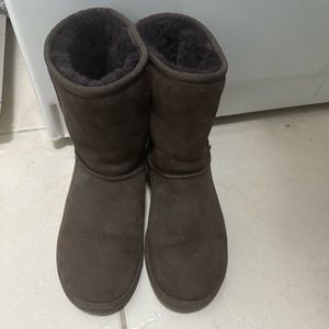 LIKE NEW !! Uggs Size 8